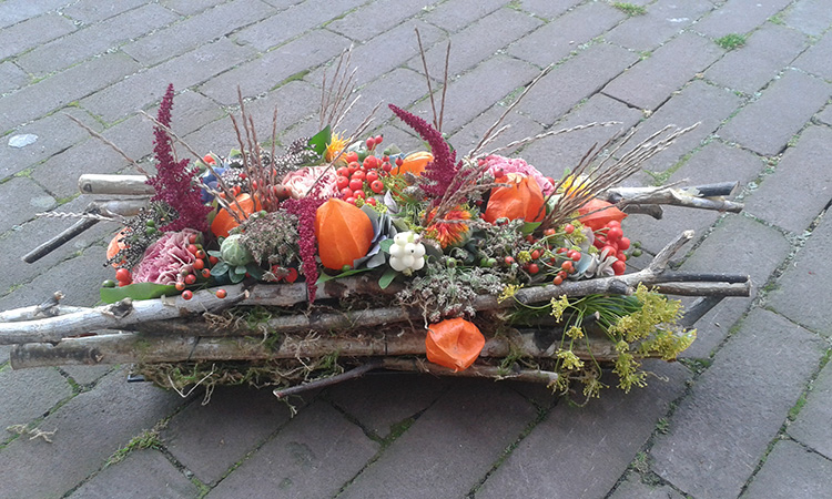 Bloemstuk 3 - Lang stuk met hout - € 35,00