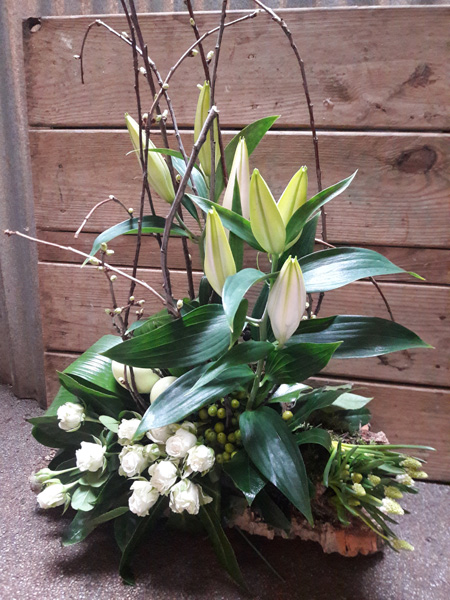 Bloemstuk 3 - Wit op schors - € 32,50